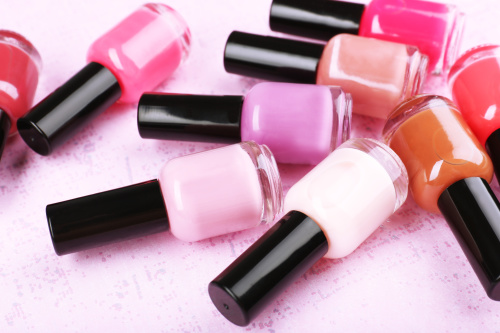 指甲油，又稱蔻丹，是一種化妝品，用來給手指甲或腳趾甲上色。