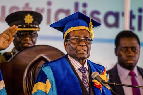 11月17日，穆加貝參加辛巴威開放大學畢業典禮。