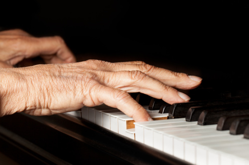 87岁的她有些步履蹒跚，而当她敲下黑白琴键的瞬间，却感动了无数网友。