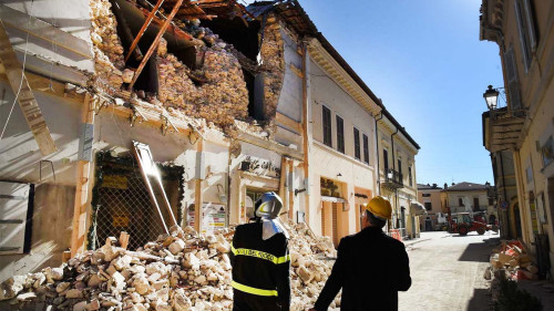 美國科羅拉多大學教授畢爾漢與蒙大拿大學教授班迪克在美國地質學會年會發表的合撰論文指出，明年全球各地的大地震恐有大幅增加之勢。居住在熱帶地區的居民恐將受嚴重影響。(16:9) 