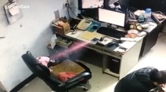 三星手機再傳爆炸電池射出紅色烈焰(組圖)