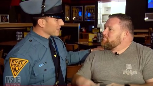 美国男子噎食窒息 警察用一招救命