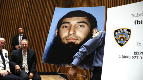 聯邦調查局調查發現，紐約曼哈頓週二的汽車襲擊案嫌犯是居住在新澤西州的烏茲別克斯坦移民，名叫塞弗洛．薩伊波夫（Sayfullo Habibullaevic Saipov），現年29歲。(16:9) 