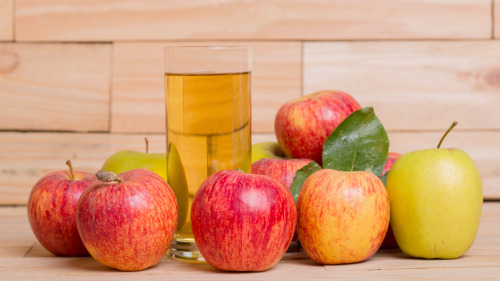 吃完大蒜后先立刻喝一杯苹果汁，能快速消除口臭。