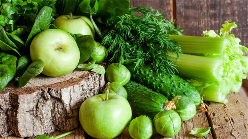 蔬菜中含有大量纖維，產生汗液少，從而可以減少體臭。