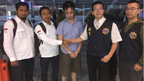 在台湾非法吸金52亿的印尼商人陈宣铭（中）被押解返台受审。