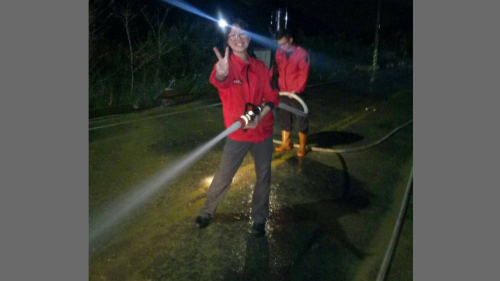 南庄警方協請消防隊來灑水，以免路上泥沙造成機車打滑。