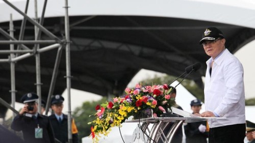 国防部长冯世宽（右）25日出席新竹空军基地营区开放活动并致词，盼大家一起为国军、空军加油，也为失联幻象战机飞官何子雨祈福。