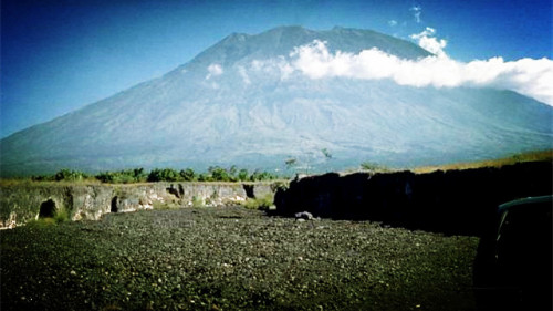 峇里岛阿贡火山远景图(16:9) 