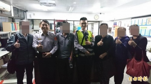 两名台湾暖警以及失智老翁的亲友。