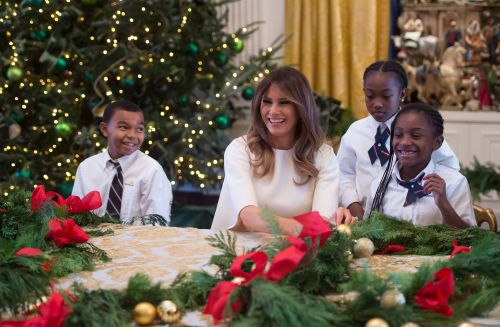 第一夫人陪来自安德鲁联合基地的孩子们参观白宫圣诞装饰