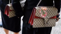 女生带Gucci包回中国被收税近万还进小黑屋(组图)