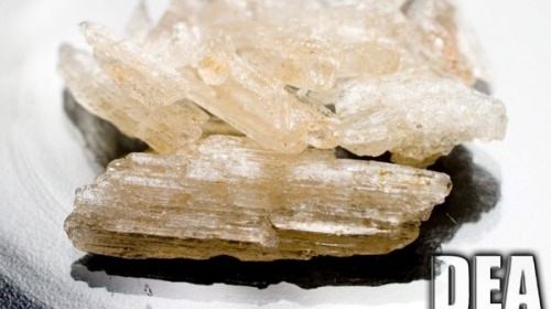 冰毒，即為興奮劑甲基苯丙胺，其原料外觀為純白結晶體，晶瑩剔透。