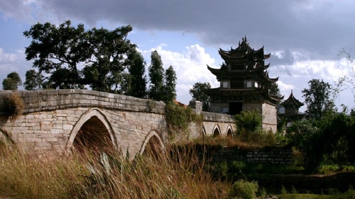 云南的双龙桥为何又称为“十七孔桥”？