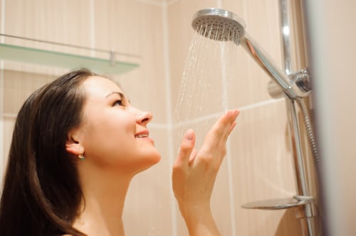 为何外国人喜欢早上洗澡 而国人晚上洗？