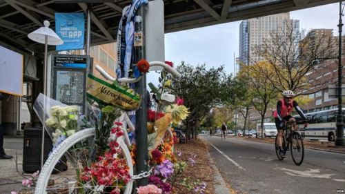 美国纽约市恐怖袭击案遇害者的一个简易悼念处放满了鲜花。