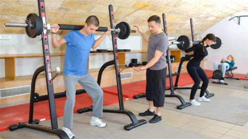 为了达到锻炼身体的目的，可以选择关节负重较轻的运动。