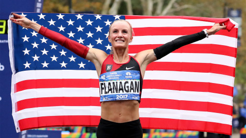 周日（11月5日）举行的第47届纽约马拉松比赛中，美国选手沙兰•弗拉纳根（Shalane Flanagan）赢得了女子组冠军。(16:9) 