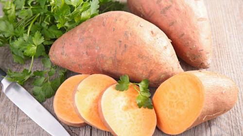 多吃红薯等粗粮，有助于促进肠胃消化，预防便秘。
