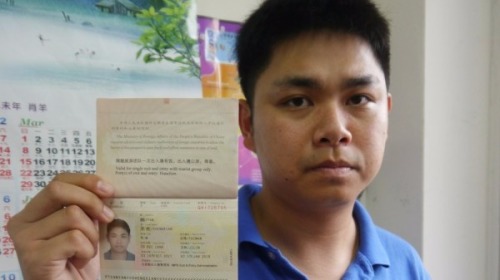 颜姓领队因这本中共护照失去台湾国籍，一脸无奈。