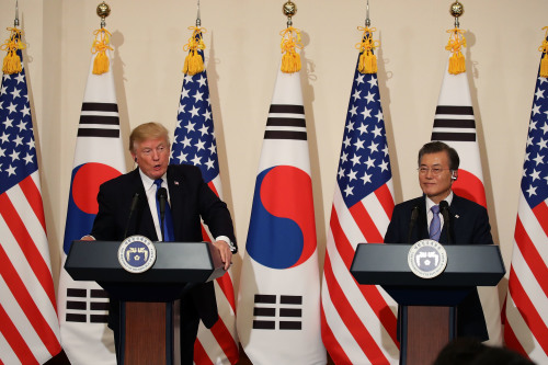 11月7日，美国总统川普和韩国总统文在寅在首尔举行联合记者会。