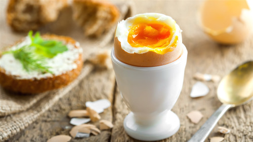 蛋黄有袪热、温胃、镇静、解毒、消炎等功效。