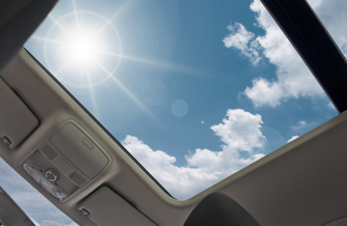 暴晒后打开天窗能迅速降低车内温度。