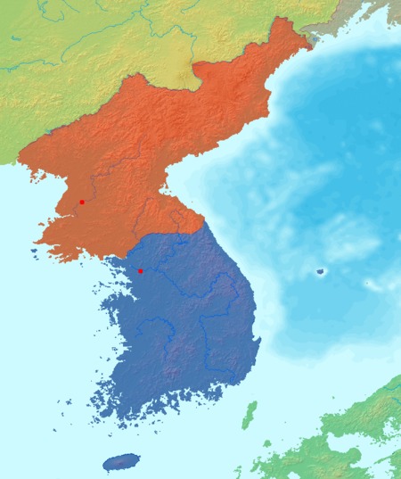 朝鮮半島地圖：橘色為朝鮮、藍色屬南韓、深綠色是日本、黃綠色為中國、棕色代表俄羅斯，而紅點標示是雙方首都。