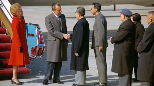 1972年周恩來在機場歡迎尼克森訪華。