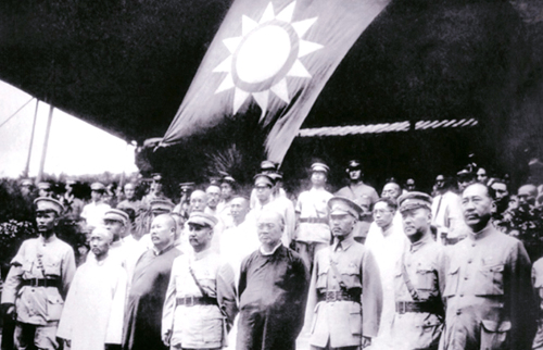 1928年，胜利收复北京天津，蒋介石（右三）率白崇禧（左一）、阎锡山（左四）、吴稚晖（左五）等党政军要员在北平香山碧云寺祭告国父孙中山先生。