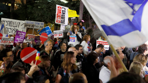 纳坦尼雅胡疑似涉及多起贪腐案件，目前正被以色列警方调查。12月9日晚间特拉维夫爆发抗议活动，民众要求以国总理下台。(16:9) 