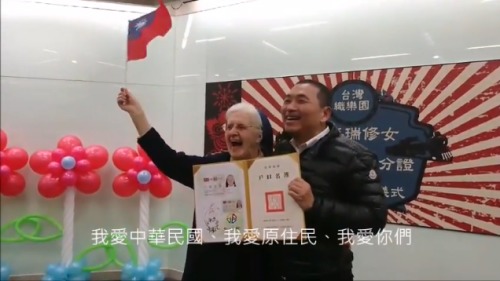 80高齡的德國修女羅麥瑞來臺逾51年，12月9日獲頒中華民國身份證。