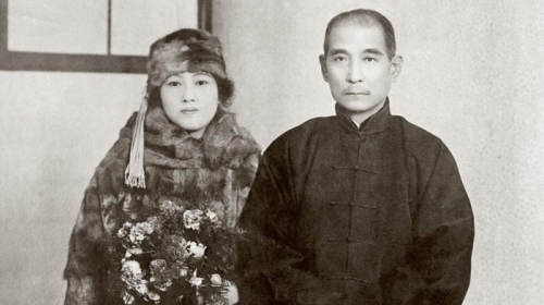 宋庆龄站在北京天安门城楼上，就等于向全世界宣告：孙中山的事业已经由毛泽东继承。