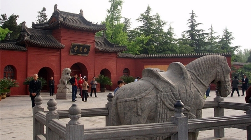 汉明帝下令在洛阳雍门外修建僧院，这就是我国兴建的第一座寺院“白马寺”。