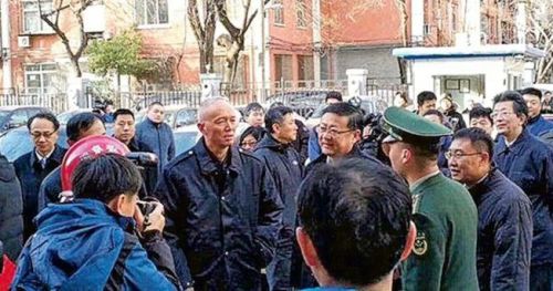 北京市委書記蔡奇(中)和代市長陳吉寧等官員，3日現身街頭，溫情喊話表示北京需要外地人提供服務。 （取材自微博）