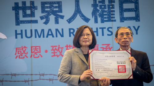 12月10日，蔡英文總統親自出席「2017年亞洲民主人權獎」頒獎典禮。