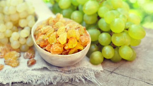 經常吃葡萄乾可以補氣、補血、暖腎，對女性尤佳。