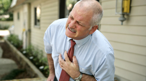 胸痛可能是心臟病的早期症狀，應該就醫檢查。