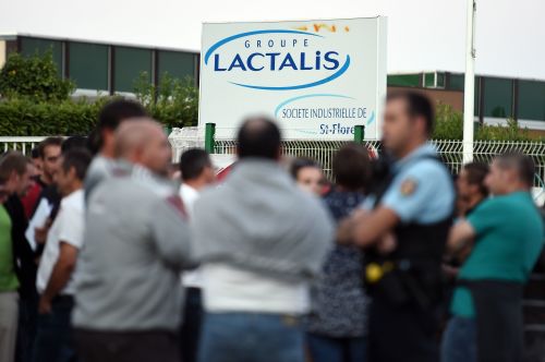 法国政府12月10日宣布在全球范围内召回Lactalis生产的婴儿奶粉。