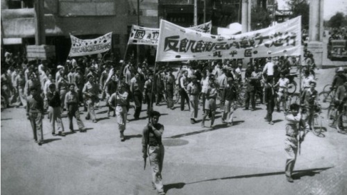 民國時期中共在各學校中煽動學生上街遊行，策劃學潮並製造社會問題。