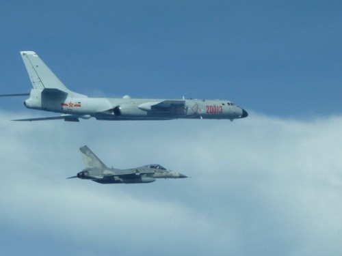 中國一架轟六轟炸機今年7月間某日上午行經台灣海峽西側。臺灣戰機伴飛轟六轟炸機照片。（資料照，國防部提供）