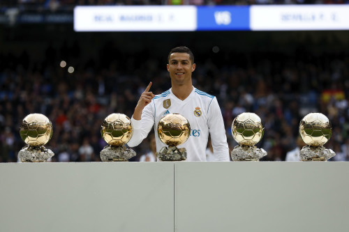 在皇马对阵塞维利亚的比赛之前，C罗（Cristiano Ronaldo）秀出自己的五座金球奖奖杯，向球迷鞠躬致谢。