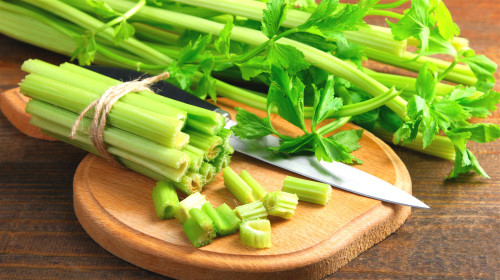 芹菜中含量高的钾离子可以帮助钠盐排出，降低血压。