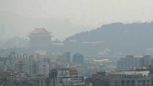 受邻近中国地区空污影响，台湾空气品质连年下降，更有可能使人才计划离台