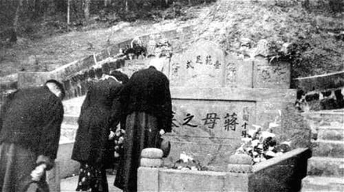 蒋介石母亲之墓在文革中被毁坏。