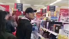 网曝黄晓明澳洲买奶粉大妈一罐也没给他留(组图)