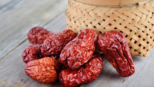 新鲜的红枣富含维生素C和芦丁，可以辅助降血压。