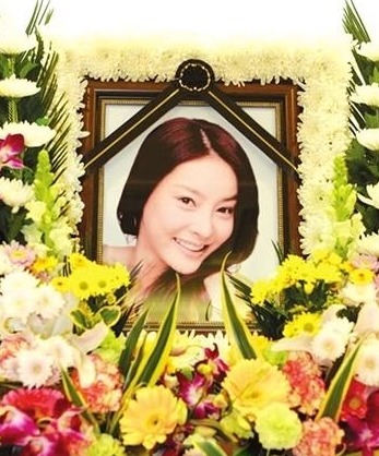 《花样男子》中的张紫妍被发现在家中上吊自杀身亡。