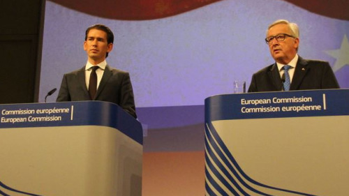 奧地利新任總理庫爾茨（左）今晚與歐盟執委會主席榮科召開記者會，強調奧地利是「親歐」派，未來盼與歐盟緊密合作。(16:9) 