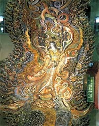 三越本店内的“天女像”，于昭和三十五年完成，雕像以五百年以上的桧木所雕。